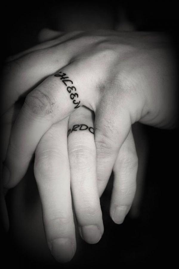 Szöveges üzenet jegygyűrű tetoválás