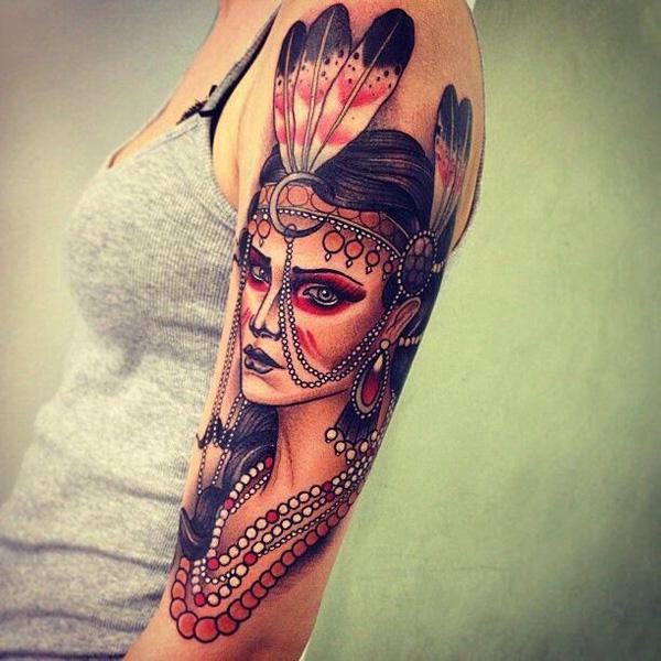 Indián nő felkar tetoválása
