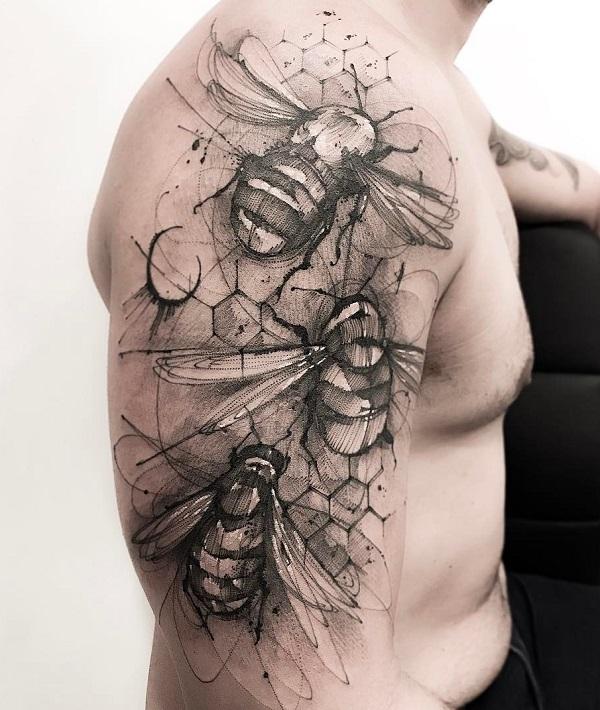 Stor tatovering med kvartærmer med bier på bikake