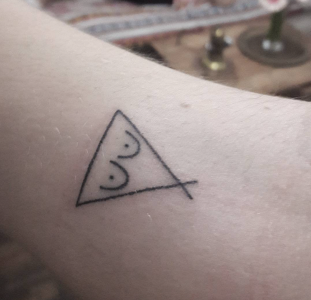apró-feminista-tetoválás-háromszög