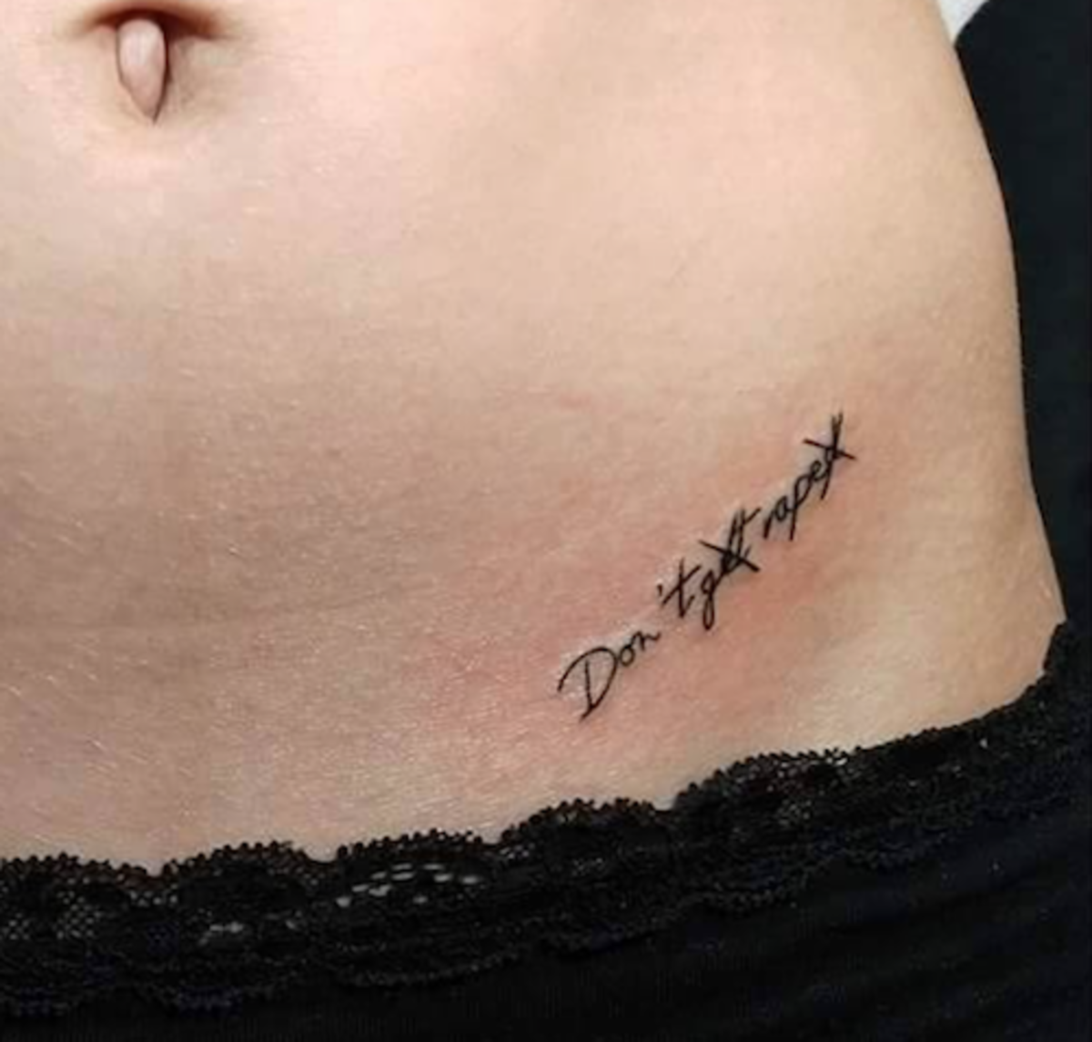 apró-feminista-tetoválás