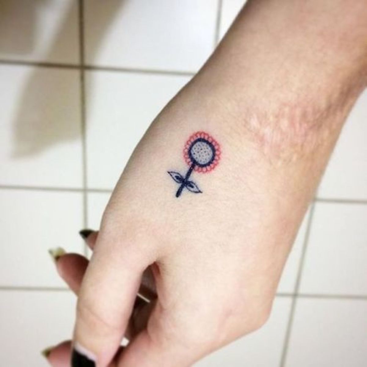 apró-feminista-tetováló-kéz