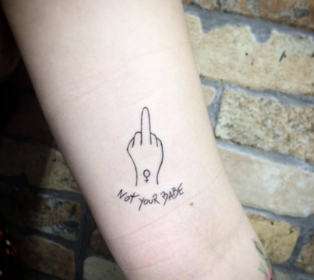 apró-feminista-tetoválás-ujj-2