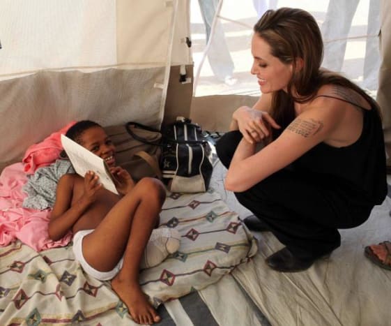 Angelina Jolie Pitt The humanitarian, sammen med den tatoverte ektemannen Brad Pitt, er like kjent for sin veldedige innsats som for sine blockbuster -filmer. Jolie's talsmann for flyktninger over hele verden har ført henne til mer enn 30 land og ført henne til å bli FNs høykommissær for spesiell utsending for flyktninger. Med dette er skuespilleren ansvarlig for