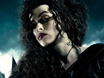 Az OG rossz boszorkány azkabani börtönszámát viseli a nyakán, valamint Voldemort sötét jelét a karján.