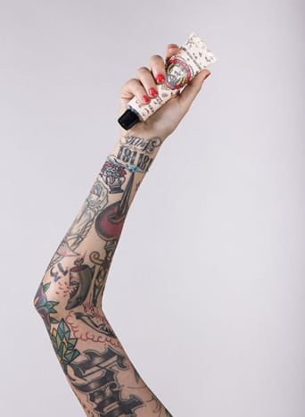 Miután kibontotta a tintát, vigyen fel kis mennyiségű tetováló balzsamot a tintára. Rengeteg utógondozási termék közül lehet választani, mint például az Aquaphor, After Inked, Hustle Butter, stb. Válassza ki az Önnek legjobban megfelelőt, és biztosítsa a tinta hidratáltságát.