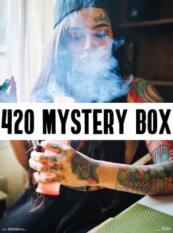 דוגמנית קרלי ג'יין בשנה זו עבור 420, קח צ'אנס על קופסת המסתורין הבלעדית שלנו!