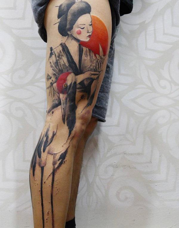 Akvarell tetoválás gésával, daruval és napfénnyel a lábán