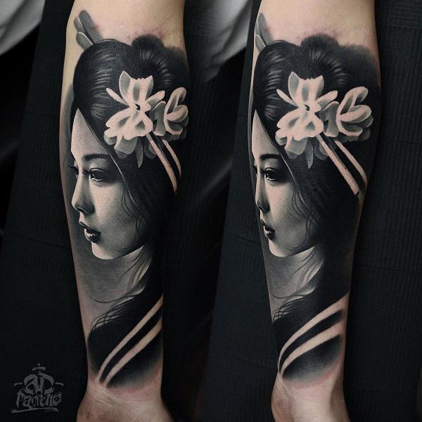 Fekete -fehér gésa tetoválás az alkaron