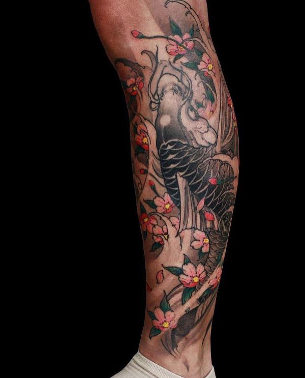 Láb tetoválás Kio hallal és cseresznyevirággal