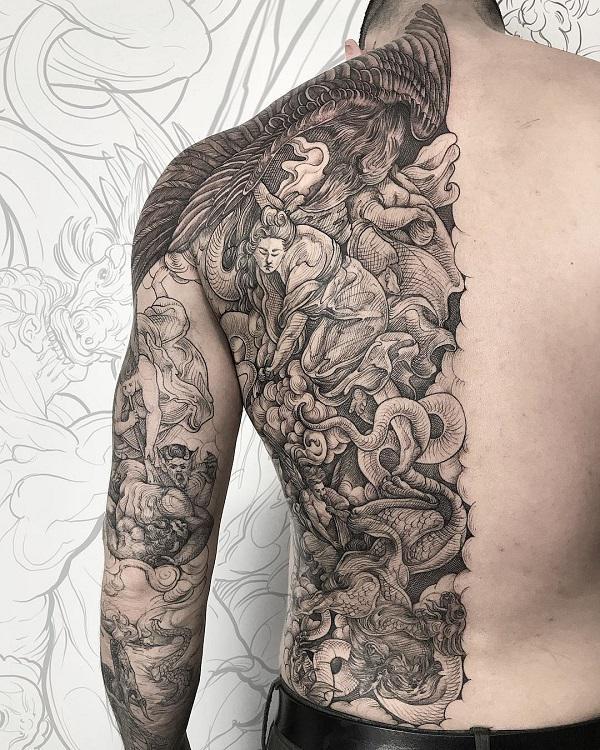 Fekete és szürke félhát tetoválás kígyó, felhő és főnix elemekkel az ember számára
