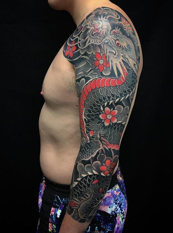 Színes japán ujjú tetoválás sárkánnyal férfiaknak