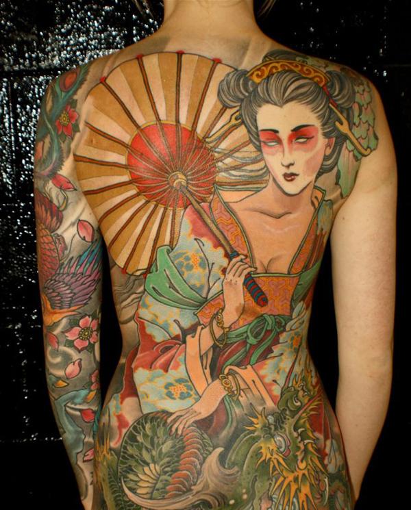 Színes japán tetoválás gésával és főnixszel