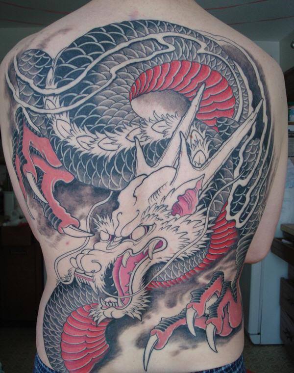 Teljes hátú sárkány tetoválás férfiaknak