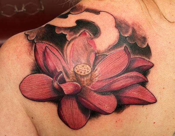 Skulder lotus tatovering