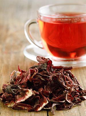 Čaj od hibiskusa ili hibiskusa ima posebnu boju i okus.