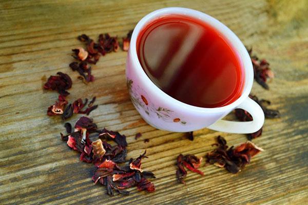 Crveni čaj savršeno ublažava opijenost nakon trovanja alkoholom