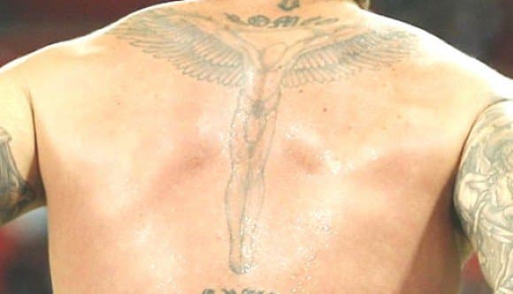 Hans første tatovering var denne skytsengelen. Ved føttene leser