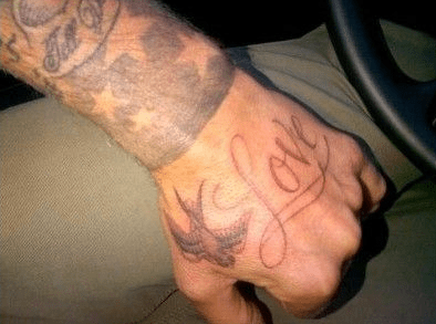 David Beckham kézi tetoválás lenyeli