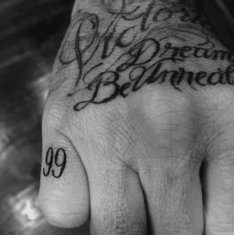 David Beckham kézzel tetovál a számokat