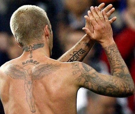 Beckham har et kors og vinger på nakken. Under den står det