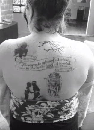 Együtt kezdett dolgozni Joey Hill tetoválóval egy tetoválás megalkotására, amely az autizmust reprezentálja - és hamarosan egy apró ötlet nagyméretű hátsó darabkává virágzott.