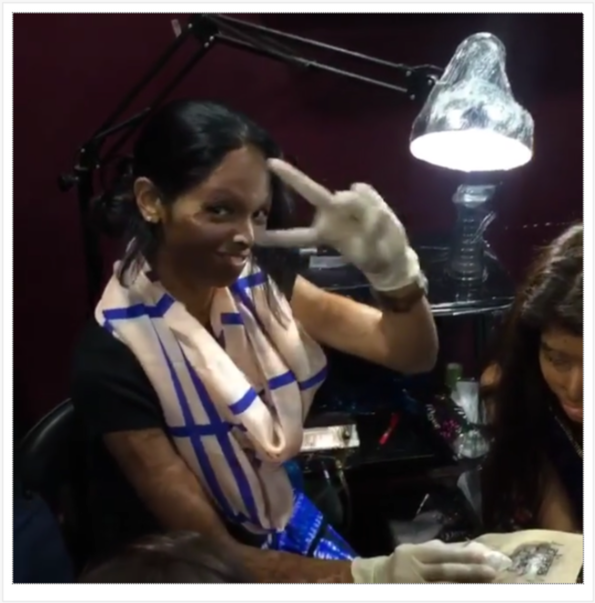 I tillegg til treningsøkten, kunne Laxmi finne litt tid til å tatovere seg selv. Hun lot ordet Freedom tatovere på underarmen. Hun fortalte en bbc -reporter: 