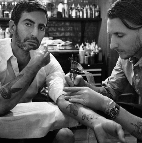 Foto via @scampbell333 Campbell har også jobbet tett med mote -royalty Marc Jacobs, som er en av de første motedesignerne som viste tatoveringer på rullebanen og seg selv.