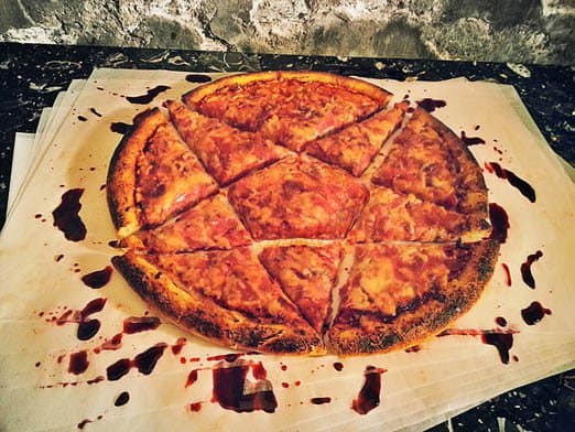 Hurkes & apos; A Slayer Pizza még áldozati ostya kéreggel is készül!