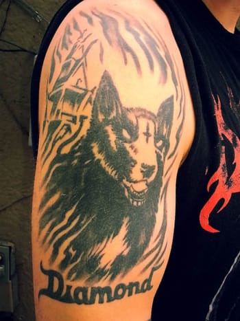 Ez a tetoválás tisztelgés Diamond kutyája előtt ijesztően félelmetes.