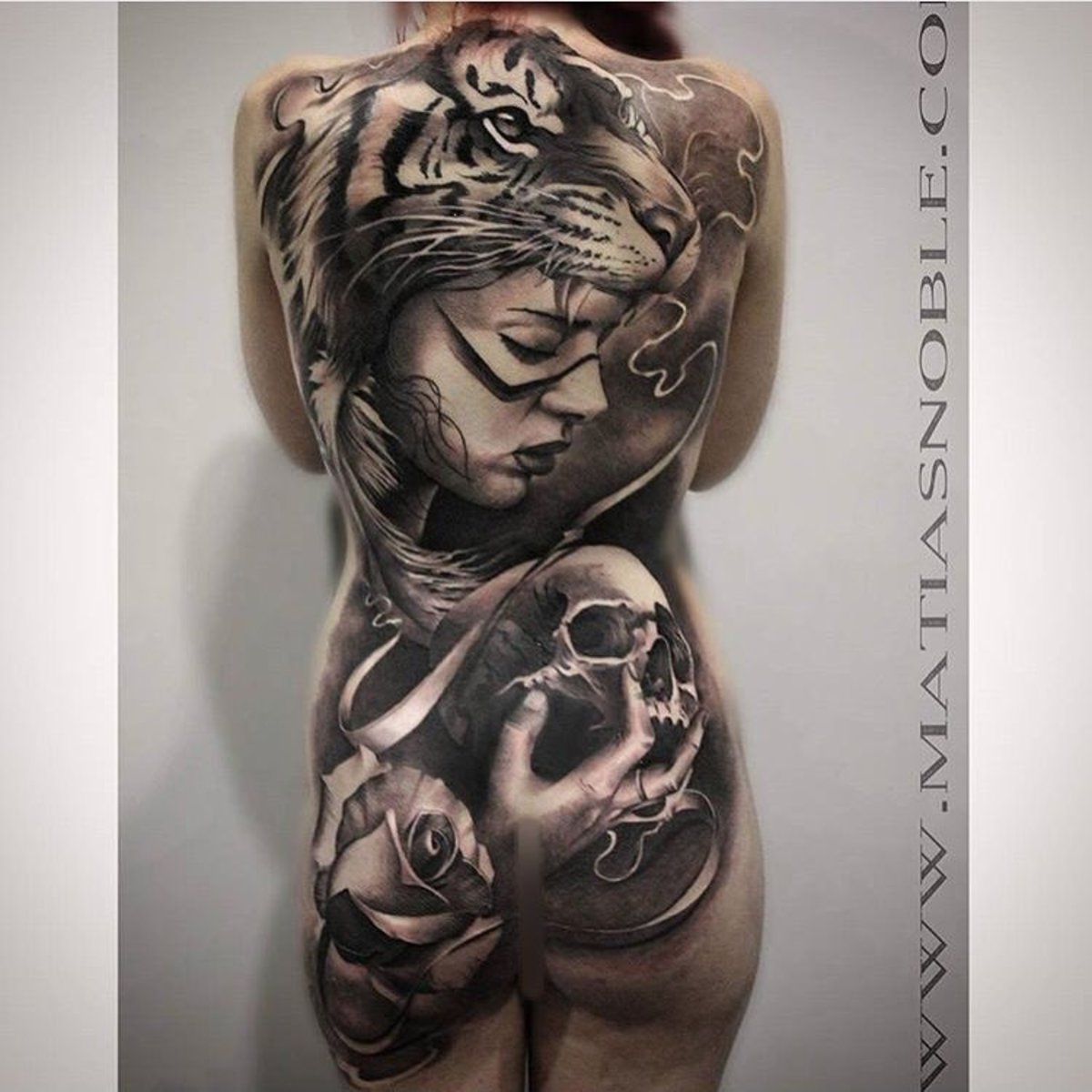 Női-hát-tetoválások-by-Matias-Noble