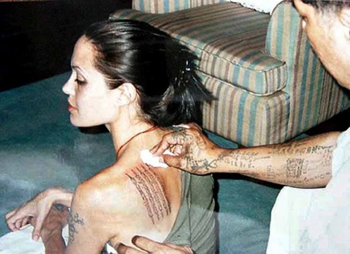 Jolie viser frem noe av sitt tidligere blekk.