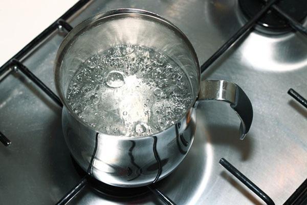 kokend water voor het bereiden van een medicinale drank