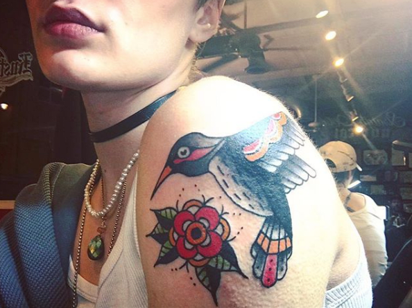 Továbbá Brendi K ragyogó és merész hagyományos kolibri van a vállán. A tetoválást a @cait.omen készítette.