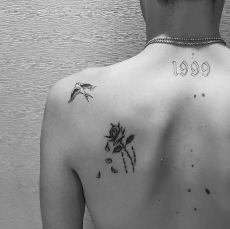 (Fotó: Dr. Woo/Instagram) Míg Bella Hadid megbízta a New York-i székhelyű tetoválóművészt, JonBoy-t, hogy tintázza apró angyalszárnyú tetoválásait, öccse meglátogatta a híres hollywoodi művészet, Dr. Woo-t a moly válldarabja miatt, és elhagyott egy -a-fajta tetoválás, amelynek a magyarázatát még meg kell magyaráznia. Dr. Woo január 17 -én Instagram -fiókjába közzétett egy fotót Hadid tetoválásáról, és a „Mini hagyományos @kylermartz flash vibes for @anwarhadid” felvételt egy pillangó hangulatjelekkel írta fel, ami az egyetlen tipp, amit kapunk, mivel Hadid ritkán tesz közzé fotókat tetoválásairól saját közösségi oldalain.