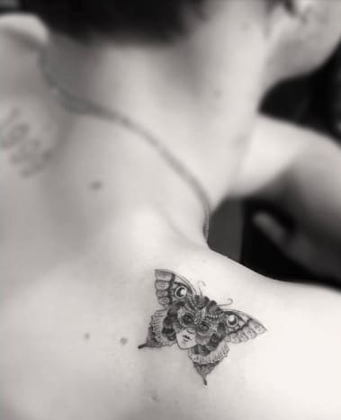 (Fotó: Dr. Woo/Instagram) Anwar Hadid legutóbbi tetoválásán a jobb lapockáján egy kis lepkeszerű pillangó képe látható, középen egy arccal, amely szárny alakú maszkot visel. Hadid új tetoválása hihetetlenül részletes egy ilyen kis darabhoz, és bár a moly és a pillangó tetoválás nem minden figyelemre méltó a hírességek világában (csak kérdezze meg Harry Styles -t és Kaley Cuoco -t), ez mindenképpen egyedi.