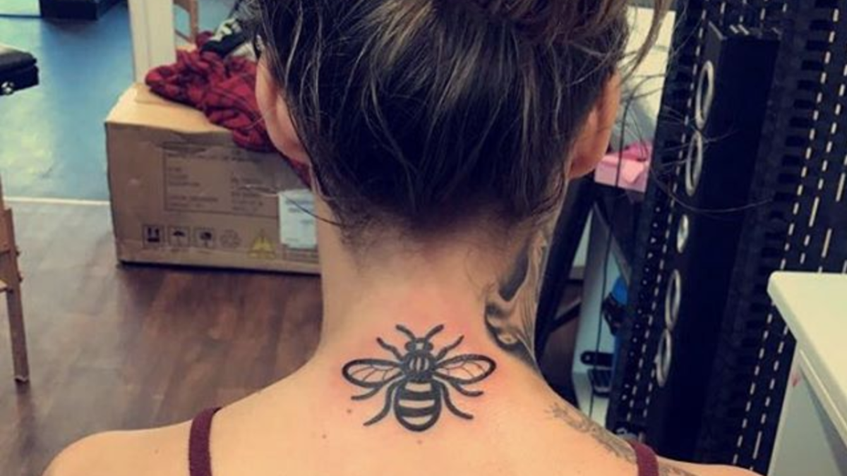 Manchesteri méh, manchesteri bombázások, manchesteri méh tetoválás, pete davidson manchester méh, pete davidson, ariana grande tetoválás, ariana grande tetoválástakarások, pete davidson tetoválás elfedése, szerzői tetoválás, tetoválás másolása, tetoválás szellemi tulajdon, északnyugati tetoválás, tetoválási perek, tintával mag