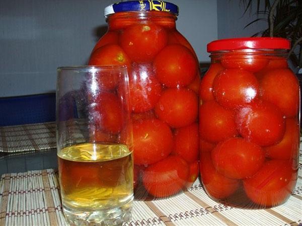 overgiet de tomaten met sap