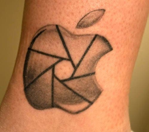 derek-apple-tattoo