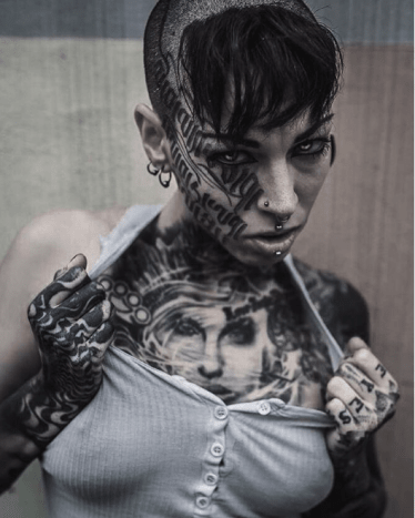 Møt Belle Atrix, en tatovør fra Storbritannia.