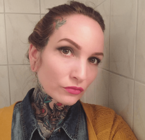 szelfi nő teljes nyak tetoválás