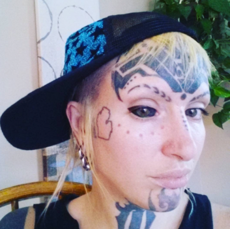 nő arc tetoválás