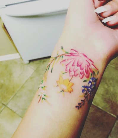 virág csukló tetoválás