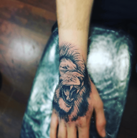 oroszlán kéz tetoválás