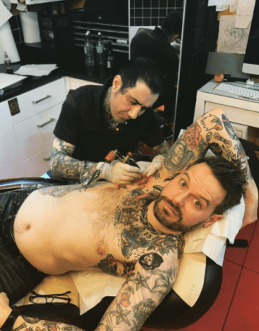 férfi tetováltatja a hónalját