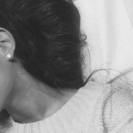 Ariana's tatovering av halvmånenhals Bare ett år etter at hun hadde fått en 