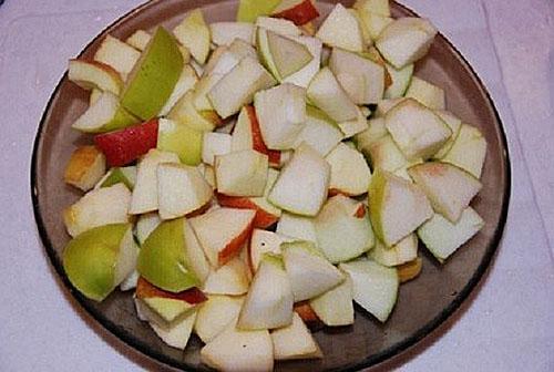 oguljene jabuke izrezati na kockice