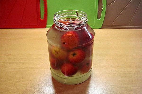 jabuke prelijte kipućom vodom