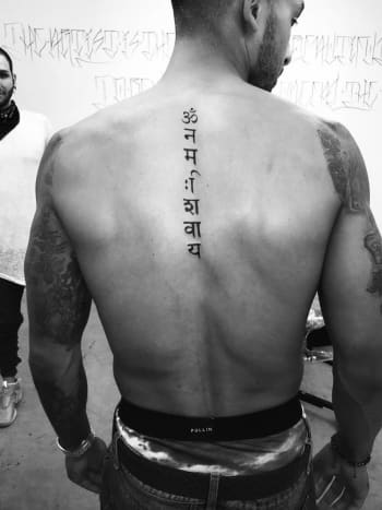 Theo Walcotts tatovering begynner like under bunnen av nakken, og karakterene var ment å oversette til 