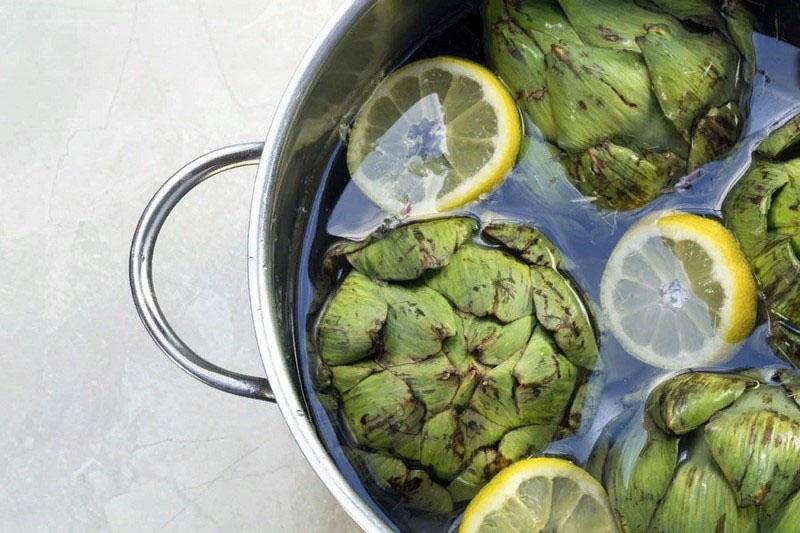 artičoke uronite u vodu s limunom